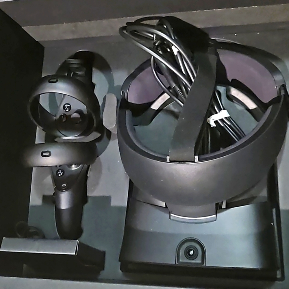 Meta (Oculus) Rift S Touch VR Headset - Picture 2 of 6